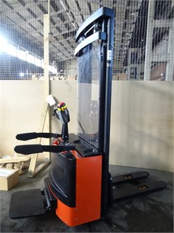 {{photo.Alt || photo.Description || 'Самоходный штабелер SDK 1536 с платформой'}}